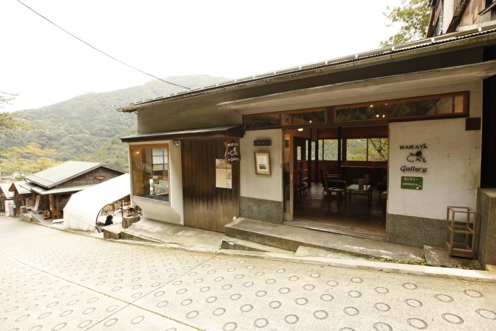 【NARAYA CAFE】源泉がそそがれる足湯でのんびり